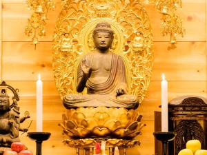 高野山高野山 宿坊 恵光院 -Koyasan Syukubo Ekoin Temple-的蜡烛间里佛陀雕像