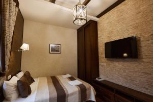 基辅佩特拉尼中心酒店的配有一张床和一台平面电视的酒店客房