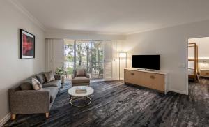 黄金海岸洲际神仙湾度假酒店的带沙发和电视的客厅