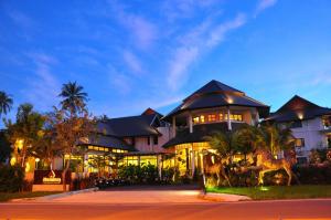 拉威海滩Navatara Phuket Resort - SHA Extra Plus的一座大建筑,上面有很多灯