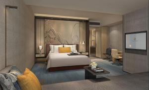 珠海珠海仁恒洲际酒店的酒店客房,配有床和沙发