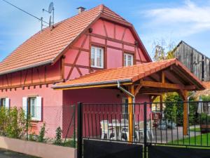 斯特哲兹Maison de 3 chambres avec jardin clos et wifi a Stotzheim的红色屋顶的粉红色房子
