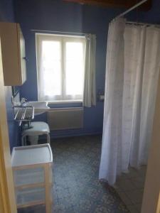 斯特哲兹Maison de 3 chambres avec jardin clos et wifi a Stotzheim的浴室设有白色的浴帘和窗户。