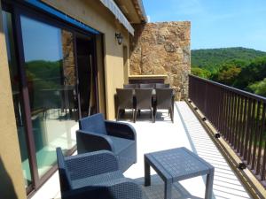 Appartement de 2 chambres avec piscine partagee terrasse et wifi a Porto Vecchio a 3 km de la plage的阳台或露台
