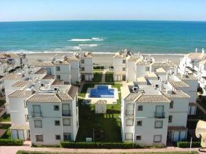 托罗克斯2 bedrooms apartement at Torrox 50 m away from the beach with shared pool enclosed garden and wifi的海滩附近建筑的空中景观