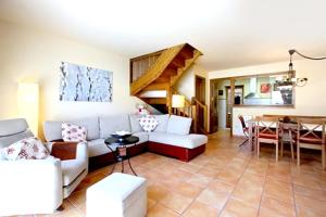 贝尔维尔德赛当亚4 bedrooms house with enclosed garden and wifi at Bellver de Cerdanya的客厅配有沙发和桌子