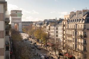 巴黎塞拉米克爱丽舍酒店的享有城市街道和建筑的景色