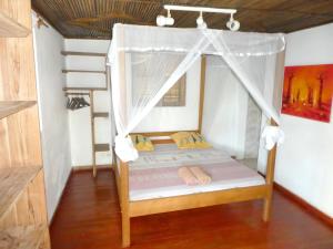2 bedrooms bungalow with sea view shared pool and enclosed garden at Andilana客房内的一张或多张床位