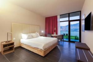 拜昂杜罗宫水疗度假村酒店的酒店客房设有一张床和一个大窗户