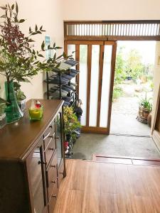 热海Guesthouse Nishihara的一间有桌子的房间,有植物和门