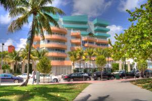 迈阿密海滩海洋广场梦想目的地酒店的前面有汽车停放的建筑