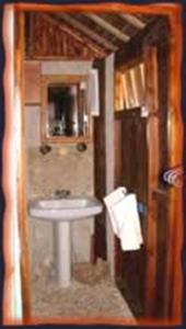 Parea纳黑托叶山林小屋的一间带水槽和水槽的小浴室