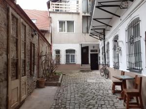 布拉索夫Residence Krone的一座有楼房的老城区的小巷