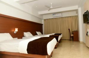 Hotel Monarch Center Point near Dahanu Beach, Bordi客房内的一张或多张床位