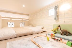 箱根The Guest Villa 箱根湯本 V-II的一间卧室,里面设有一张床和一个玩具火车