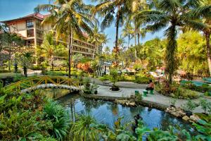 日惹嘉雅卡塔酒店及水疗中心内部或周边的泳池