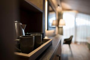 科尔福索Hotel Cappella的两个咖啡杯坐在房间里柜台上