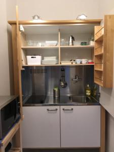 克塞洛Gábriel Apartman的厨房配有水槽和微波炉
