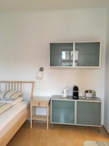 克塞洛Gábriel Apartman的一间卧室配有床、床头柜和桌子