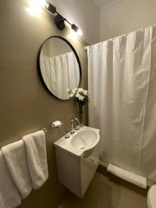 马德普拉塔泛美大酒店的白色的浴室设有水槽和镜子
