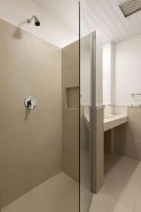 弗洛里亚诺波利斯哥斯达诺特彭塔卡纳斯酒店的浴室里设有玻璃门淋浴