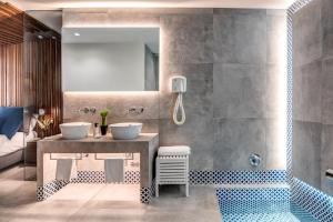 马萨鲁布朗斯Gocce Di Capri Resort的一间带两个盥洗盆和大镜子的浴室