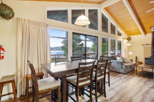 LopezFisherman Bay Beach House的用餐室以及带桌椅的起居室。