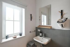 汉堡Boje 16的白色的浴室设有水槽和镜子