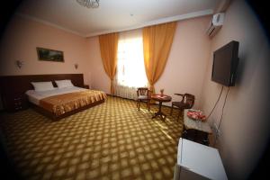 撒马尔罕撒马尔罕梦想酒店 的酒店客房,配有床和电视