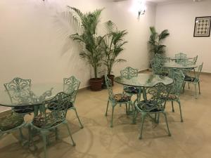 莫尔吉姆BaywoodGoa的用餐室配有桌椅和植物