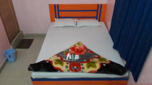 加雅Hotel Utsav & Marriage Hall的小房间的小床,床罩