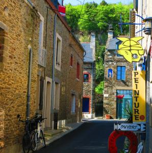 康卡勒STUDIO CANCALE - PORT DE LA HOULE - classé 2 étoiles的停在街道边的自行车