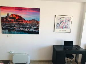 阿利坎特Beach Suite, city & mountain view的一间设有一张桌子的房间,墙上挂着一张照片