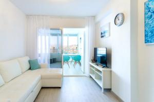 贝尼多姆TROPIC MAR Levante beach apartments的带沙发和电视的白色客厅