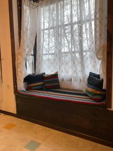 加布罗沃The Legends , Art & Forest的窗户上的长凳和枕头