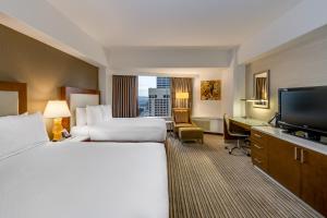 西雅图Crowne Plaza Seattle, an IHG Hotel with no Resort Fee的酒店客房设有两张床和一台平面电视。