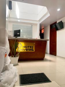 杜伊塔马Hotel Universal的酒店大堂,大楼内设有酒店应急台