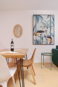 大加那利岛拉斯帕尔马斯Chez Abel的一间用餐室,配有一张桌子和一张墙上的照片