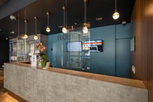 利马ibis budget Lima Miraflores的一间设有蓝色墙壁和柜台的餐厅