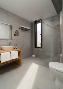大加那利岛拉斯帕尔马斯Chez Abel的带淋浴、盥洗盆和卫生间的浴室