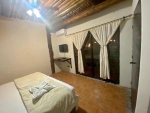 坎昆Casa CARIBE Cancun的一间卧室,配有一张床,床上有一个弓