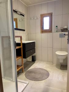 拉穆拉Gîte avec terrasse et belle vue - ChaletNelda com的一间带水槽和卫生间的浴室