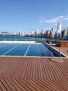 巴拉奈里奥-坎布里乌Flat Prédio Frente MAR的一座城市天际线的游泳池
