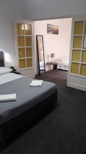 阿让Chambres d'Hotes Centre Ville的酒店客房,配有床和镜子