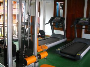 万象占塔班雅酒店的健身房设有两台跑步机和两台机器