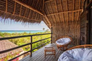 马特姆维Sunshine Bay Hotel Zanzibar的客房设有海景阳台。