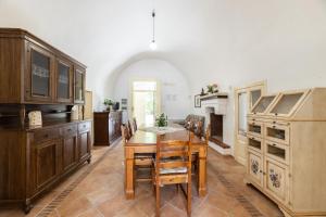 梅利萨诺Villa Lotus的一个带木桌和椅子的大厨房