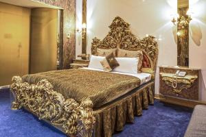 台北和怡商旅 (原法皇)的一间卧室,卧室内配有一张大型的金色床