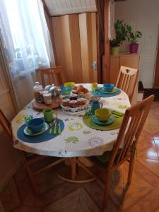 欧坦瓦蒂埃拉酒店的一张桌子上放着食物和菜肴
