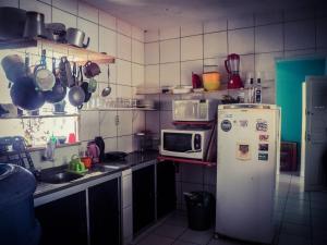 马塞约Proxima Estacion Hostel的小厨房配有冰箱和微波炉。